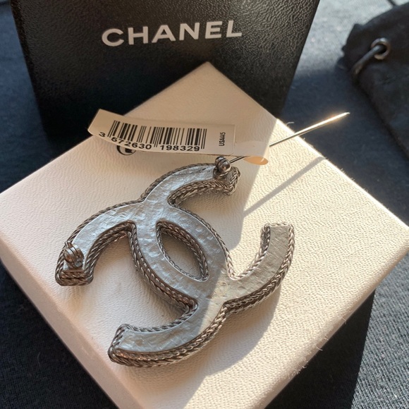 New CHANEL 🖤 Pin Brooch Silver Tone Black Pink Green Gray Blue Tan Tweed Thread - Picture 7 of 16